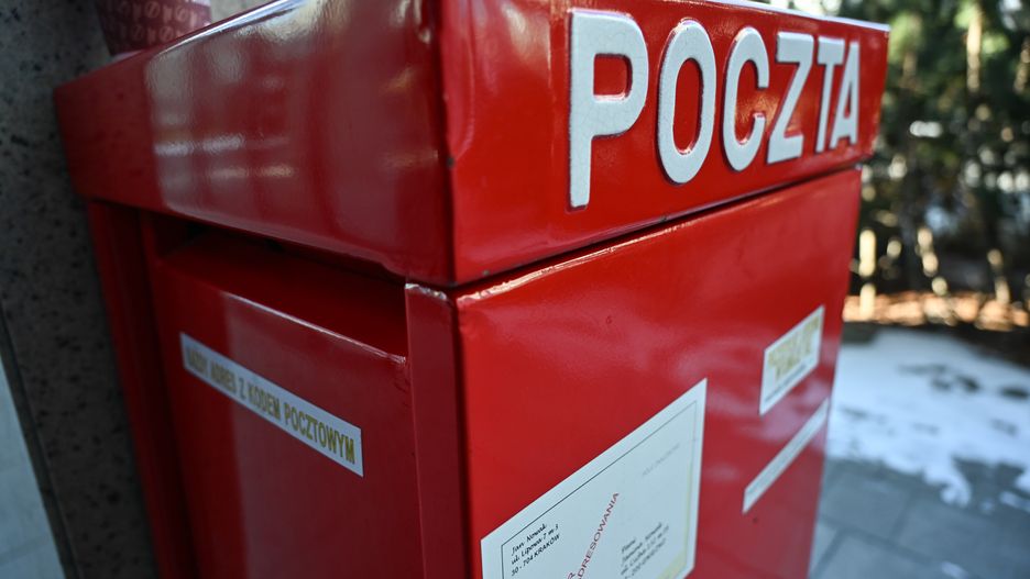 Warszawa, 17.02.2025. Skrzynka pocztowa na terenie siedziby spółki Poczta Polska przy ul. Rodziny Hiszpańskich w Warszawie, 17 bm. (aldg) PAP/Radek Pietruszka