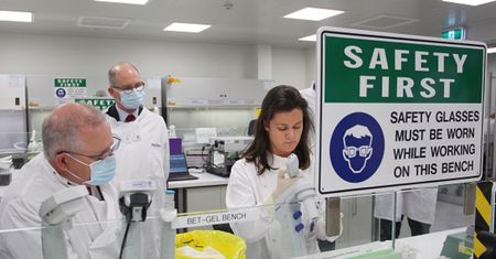 Koronawirus. AstraZeneca zawiesza prace nad szczepionką. WHO komentuje