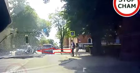 Kuriozalna sytuacja na drodze. Nastolatka wpadła w samochód