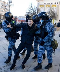 Rosyjska policja zatrzymała małe dzieci. Noc spędziły za kratami
