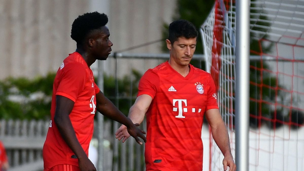 PAP/EPA / PHILIPP GUELLAND / Na zdjęciu: piłkarze Bayernu Monachium - Alphonso Davies (z lewej) i Robert Lewandowski (z prawej)