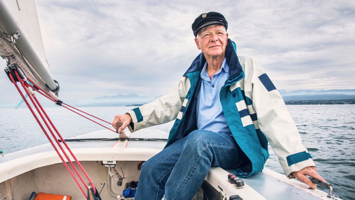 Starszy mężczyzna płynie łódką