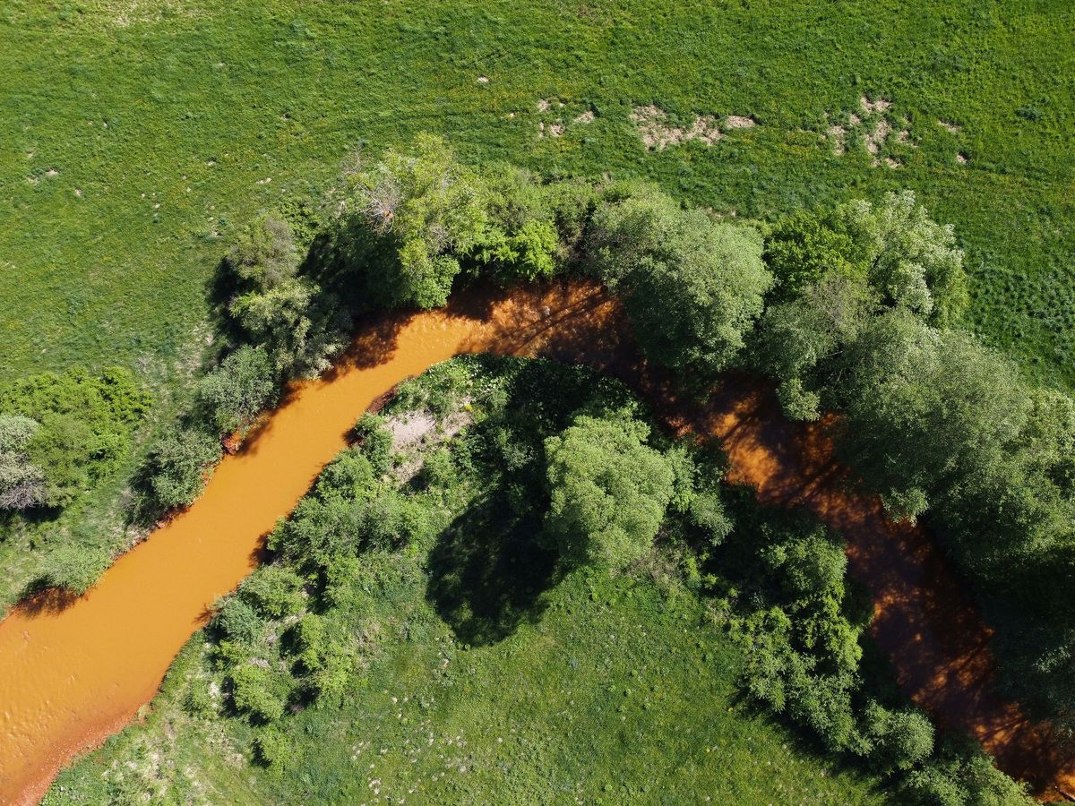 Słowacka rzeka Slana stała się pomarańczowa przez zanieczyszczenia 
