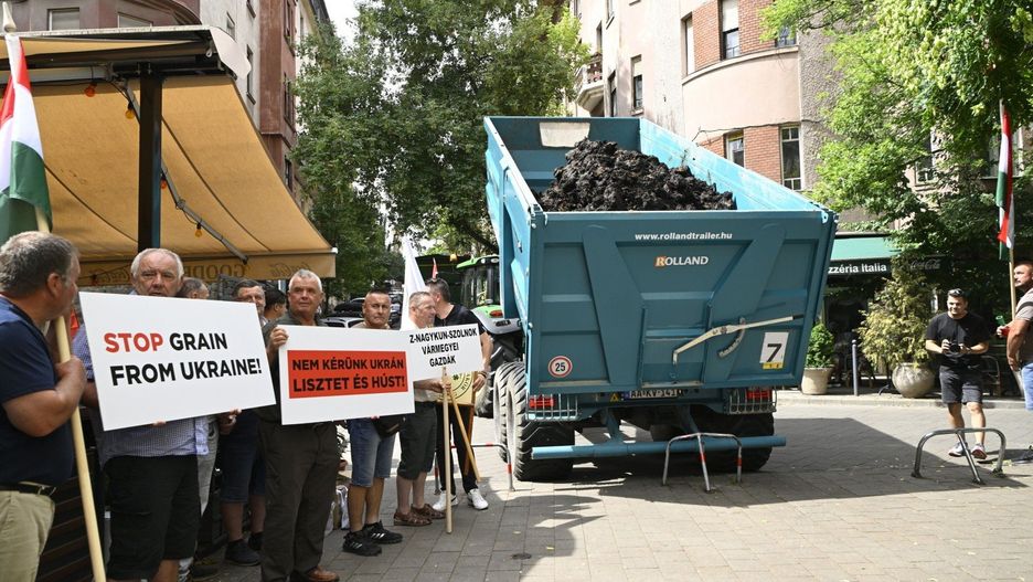 Hungarian farmers protest over EU&#39;s proposed cut on farming subsidies