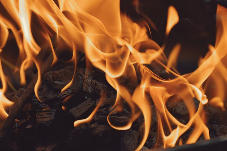 Wsypują to do kotła zamiast pelletu. Wielu Polaków już tak grzeje, ale jest jeden haczyk