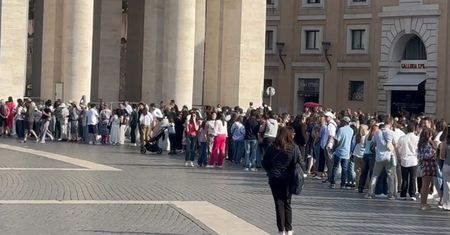 Gigantyczna kolejka przed atrakcją. "Wąż turystów wydawał się nie mieć końca"