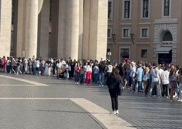 Gigantyczna kolejka przed atrakcją. "Wąż turystów wydawał się nie mieć końca"