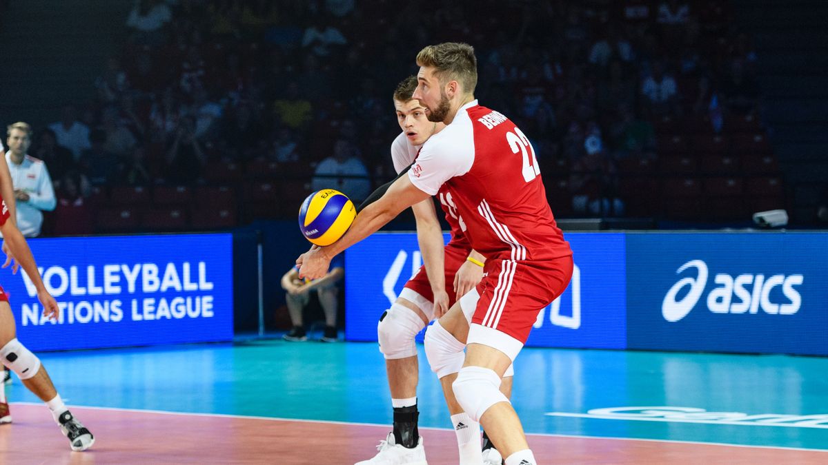 Materiały prasowe / FIVB / Na zdjęciu: Bartosz Bednorz w przyjęciu zagrywki