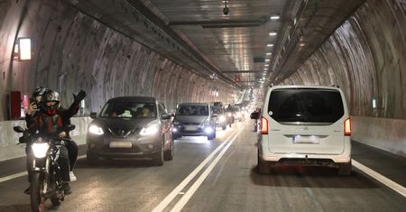 Tunel zamknięty, kierowcy bez informacji. W nocy powitał ich szlaban