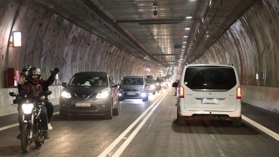 Podczas czasowego zamknięcia tunelu pod Świną na jednym jego końcu brakuje informacji dla kierowców