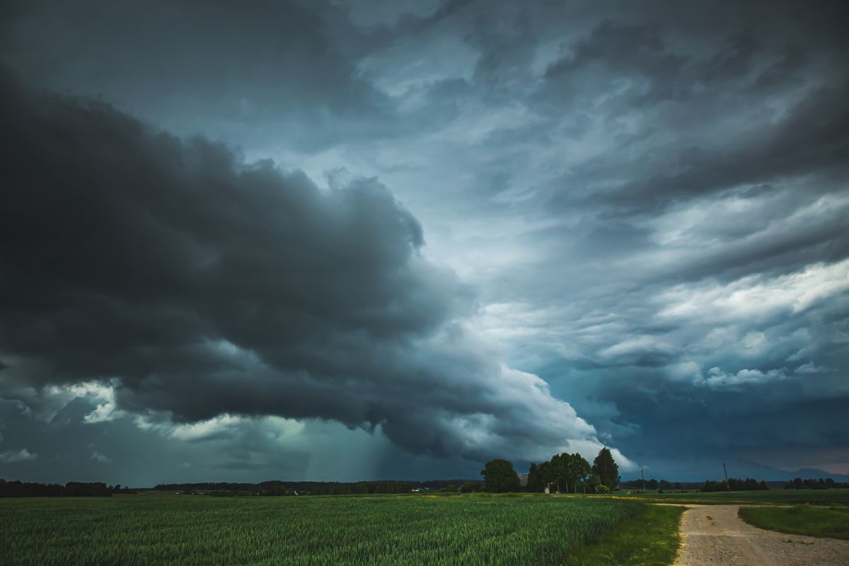 W Gminie Ujazd powstał lej kondensacyjny, który mógł przeobrazić się w tornado (zdjęcie ilustracyjne)  
