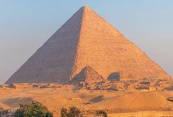 Piramida Cheopsa w Gizie. Na jej szczycie umieszczono tajemniczy obiekt