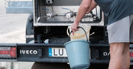 Sucho w kranach do czwartkowego poranka. Usuwanie awarii na ul. Głębokiej potrwa dłużej, niż zakładano