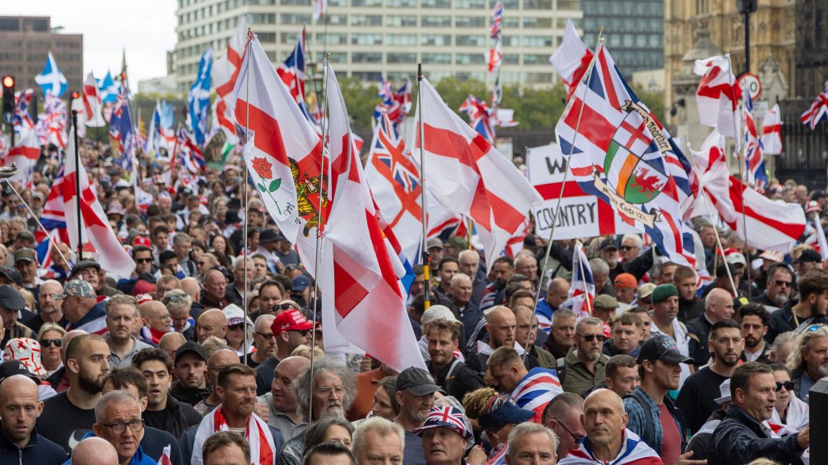 Protesters wave flags as they march during a 'Unite the Kingdom' rally in central London, Britain, 13 September 2025. Two opposing demonstrations, involving tens of thousands of participants, are currently underway in London. 'Unite the Kingdom' is led by far-right activist Tommy Robinson, while the other is organized by anti-racism campaigners under the banner of 'Stand Up to Racism.' EPA/TAYFUN SALCI Dostawca: PAP/EPA.