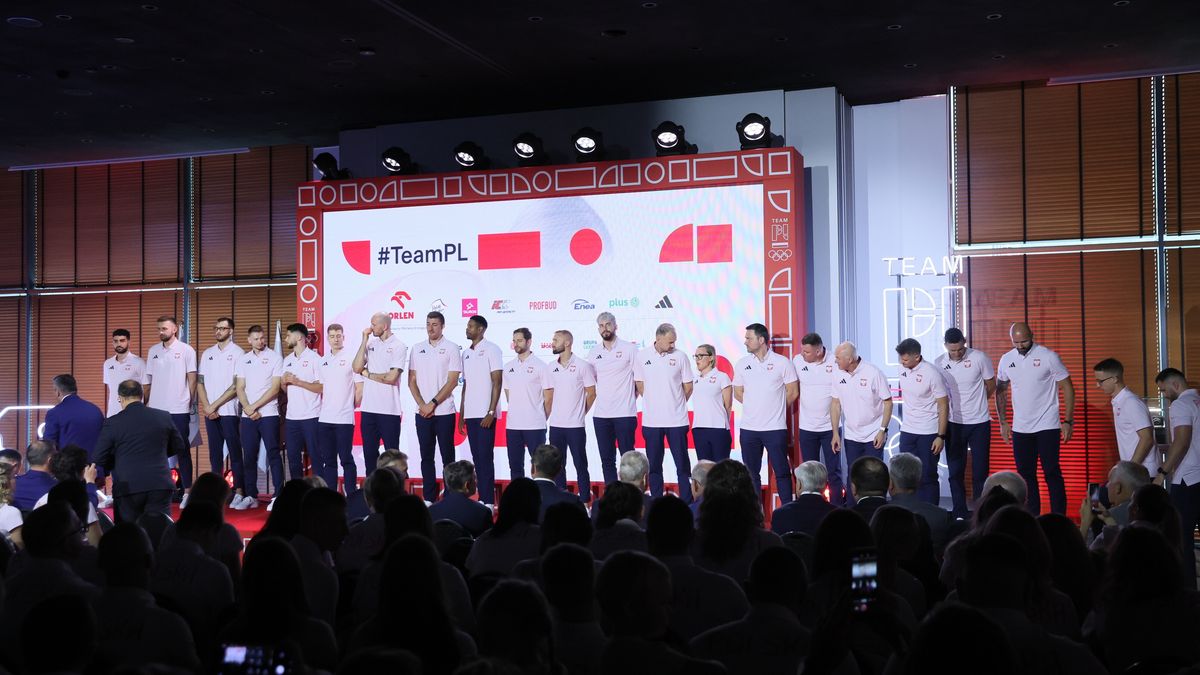 Warszawa, 23.07.2024. Siatkarze reprezentacji Polski podczas uroczystości wręczania nominacji olimpijskich i składania ślubowania przez reprezentantów Polski na Igrzyska Olimpijskie w Paryżu, która odbyła się 23 bm. w Warszawie. (mk) PAP/Leszek Szymański