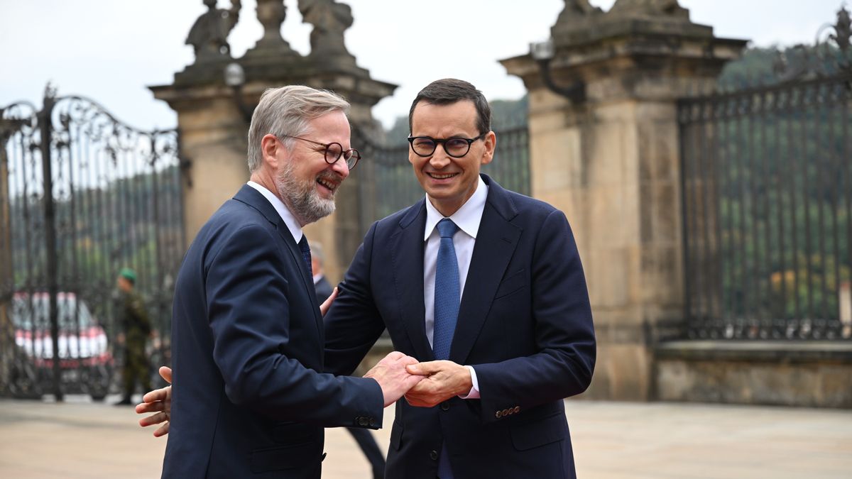 Na zdjęciu witający się premier Czech Petr Fiala i premier Polski Mateusz Morawiecki