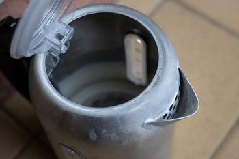 Są w wielu polskich domach. Chemiczka ostrzega przed takimi czajnikami