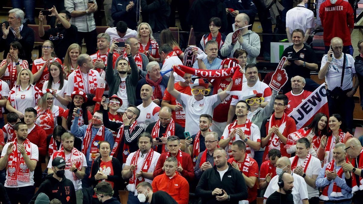 Zdjęcie okładkowe artykułu: PAP / Zbigniew Meissner / Na zdjęciu: Polscy kibice w Spodku.