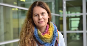 Pracują w restauracjach, na kasach i na produkcji. Ponad połowa studentów w Polsce podejmuje pracę. "Niepożądane zjawisko"