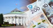 Tak żyją posłowie w Polsce. Wynagrodzenia, przywileje i kulisy elity narodu