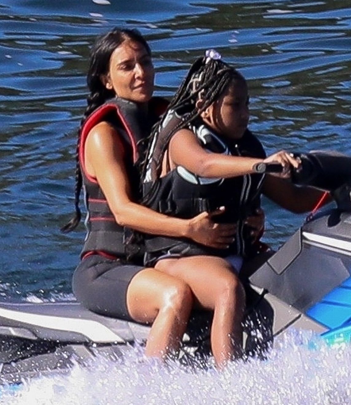 Kim Kardashian i North West bawią się nad jeziorem w Idaho