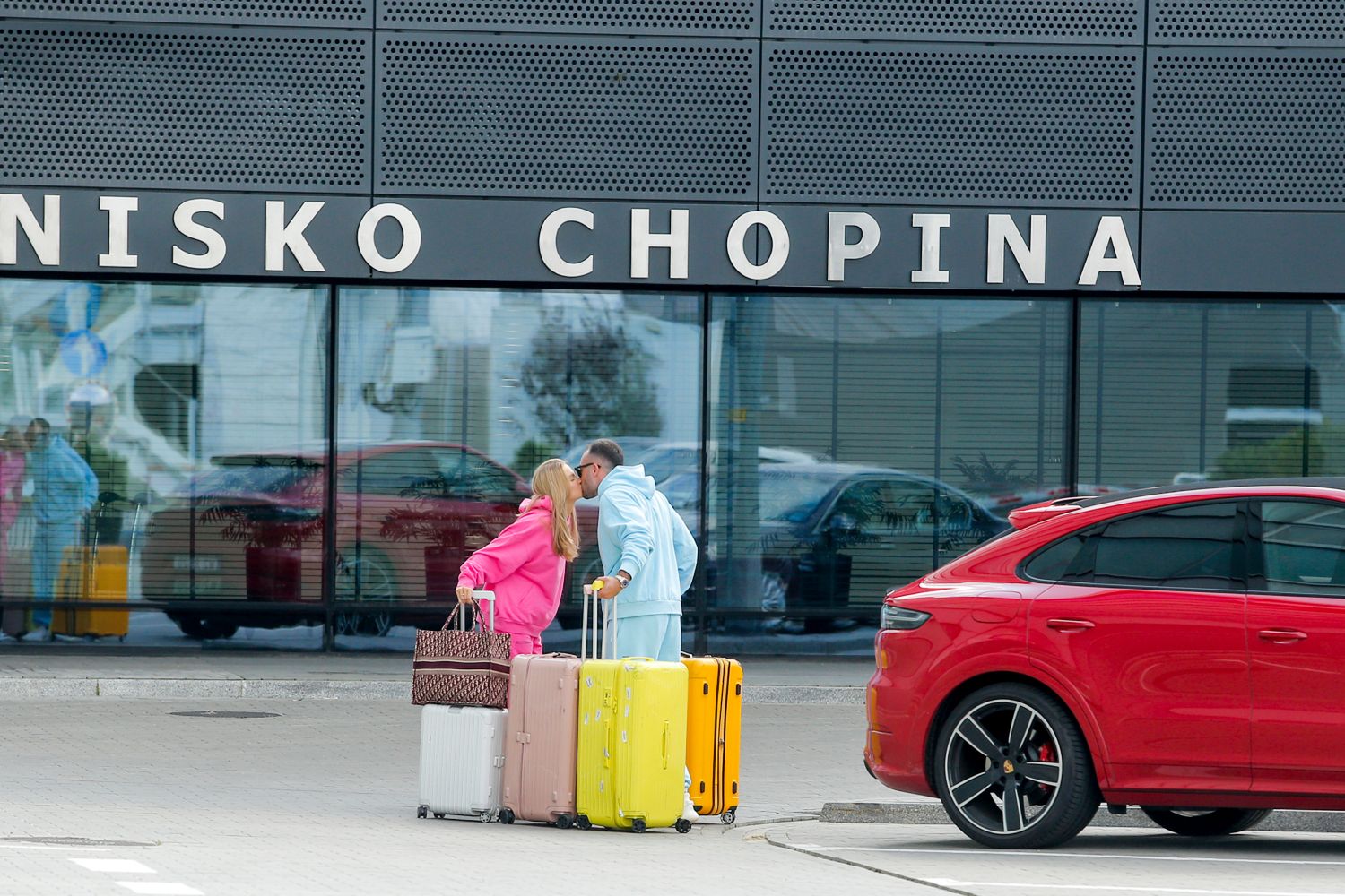 Karolina Pisarek z nowym partnerem na lotnisku