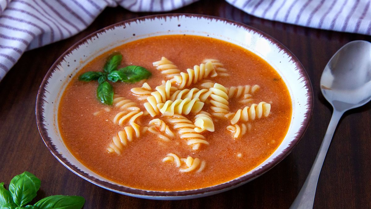 Zupa pomidorowa - błyskawiczny przepis. Fot. AdobeStock
