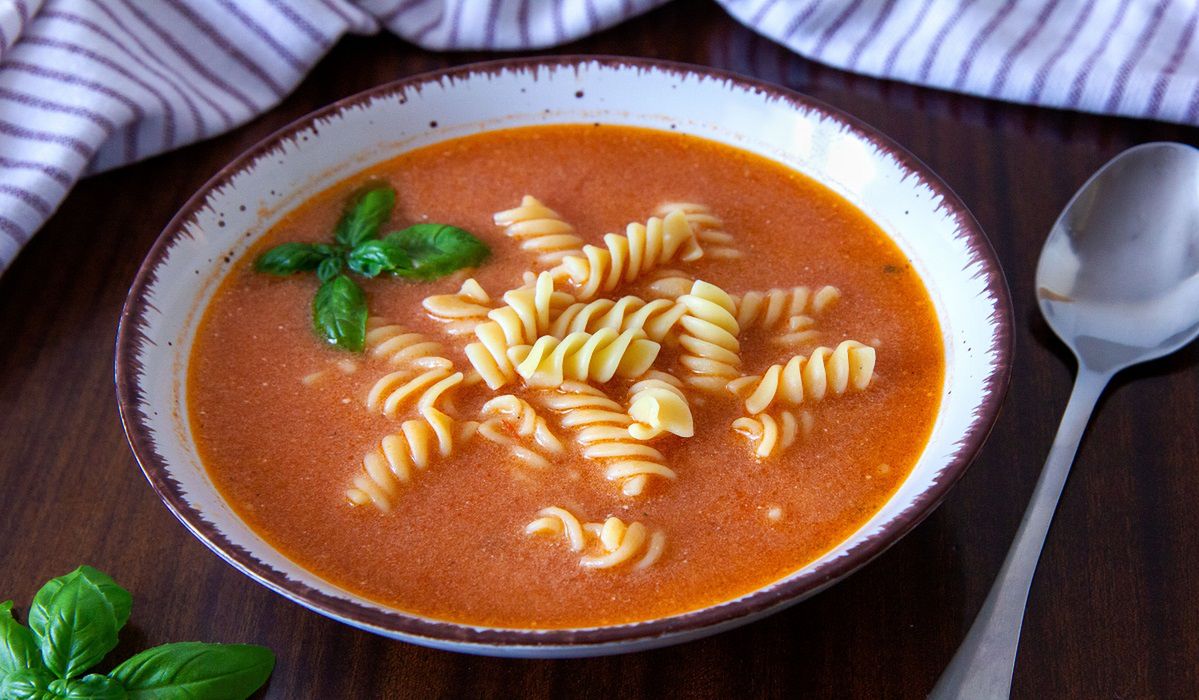 Jak szybko zrobić zupę pomidorową? Awaryjny przepis, który warto znać