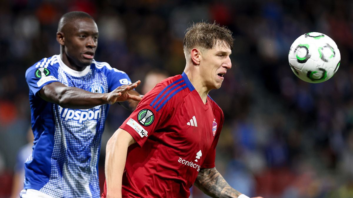 PAP / Na zdjęciu:  Zawodnik Sigmy Ołomuniec Abdoulaye Sylla (L) i Patryk Makuch (P) z Rakowa Częstochowa