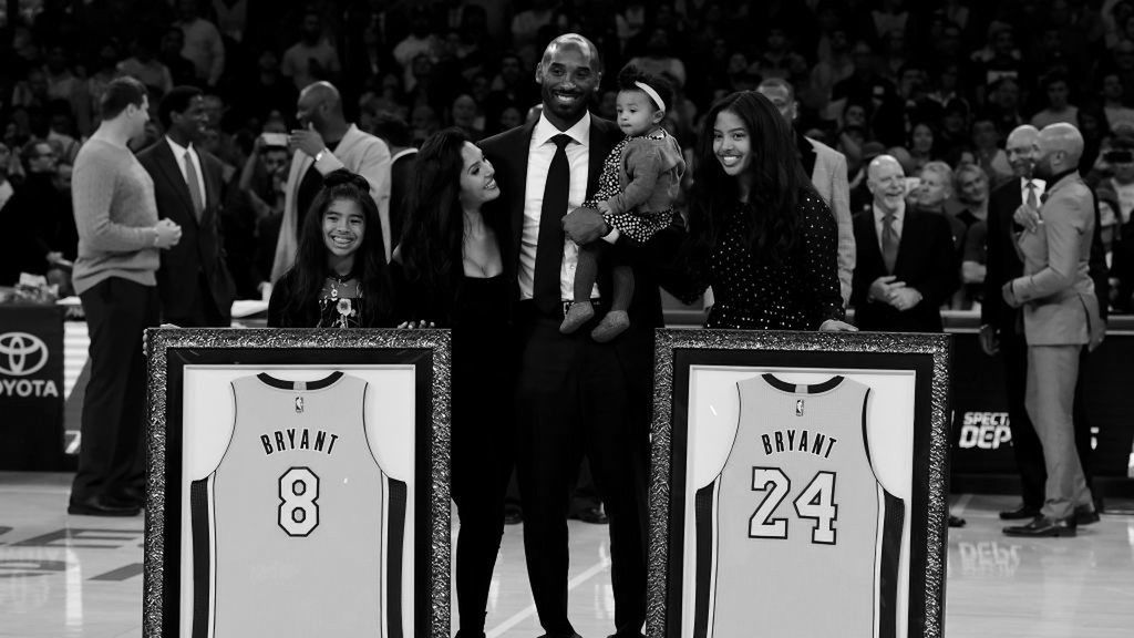 Kobe Bryant podczas uroczystości zastrzeżenia numerów
