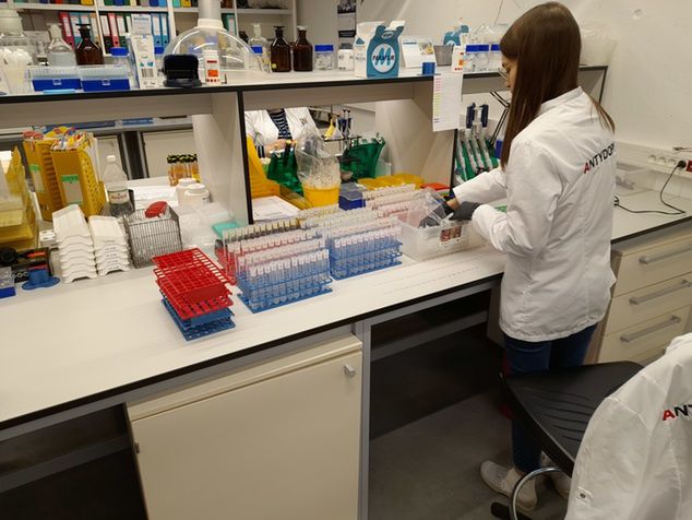 To w tym miejscu jedna próbka jest dzielona ma 6-7 mniejszych, które potem poddawane są analizie na konkretnych urządzeniach