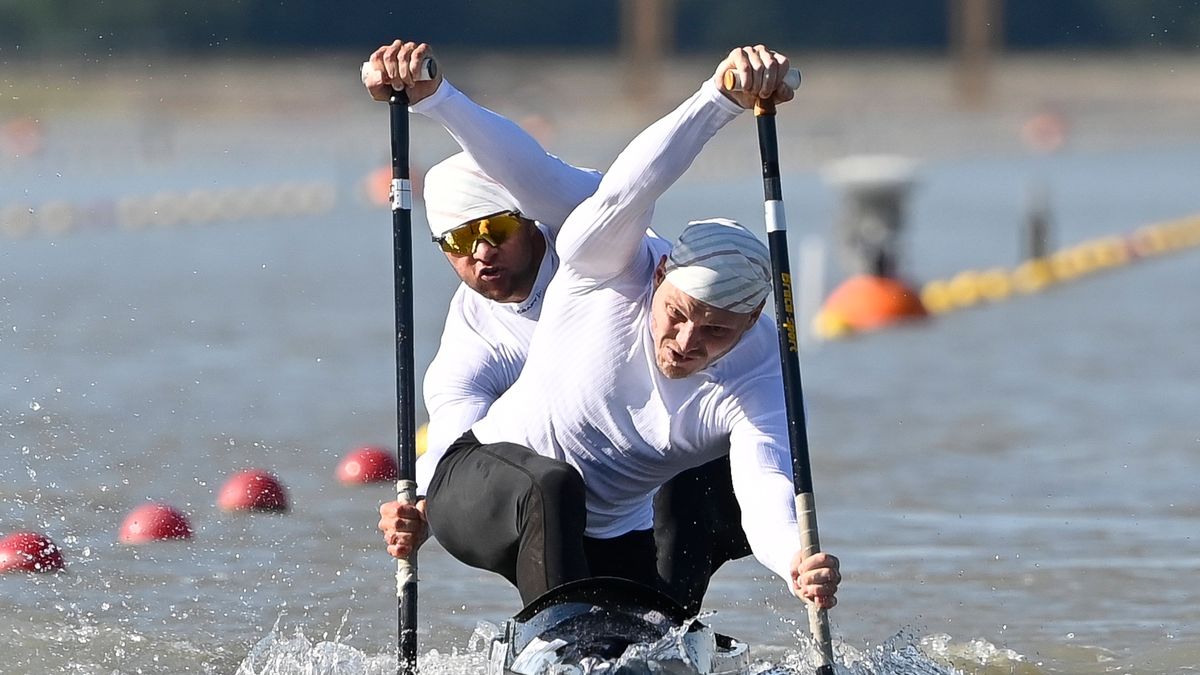PAP/EPA / EPA/Tamas Kovacs / Aleksiej Korowaszkow (na pierwszym planie) oraz Iwan Sztyl podczas zawodów na Węgrzech, w czerwcu 2024 roku.