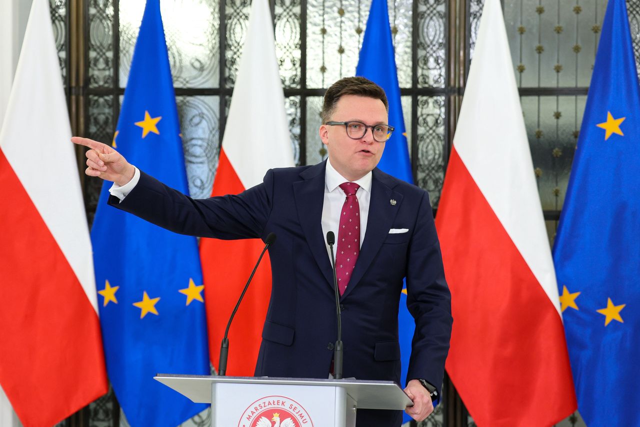 Marszałek Sejmu Szymon Hołownia podczas briefingu prasowego przed rozpoczęciem posiedzenia izby