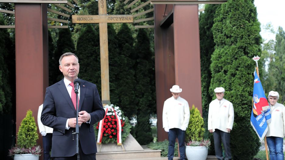 Warszawa, 31.08.2021. Prezydent Rzeczypospolitej Polskiej Andrzej Duda (C-L) podczas uroczystości na terenach Huty Warszawa, 31 bm., upamiętniających 41. rocznicę podpisania Porozumień Sierpniowych oraz strajku w Hucie Warszawa. (amb) PAP/Wojciech Olkuśnik