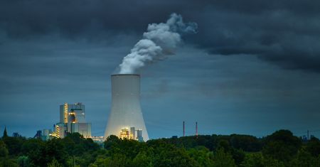 Uran zamiast węgla. Jak powstaje prąd w elektrowni jądrowej?