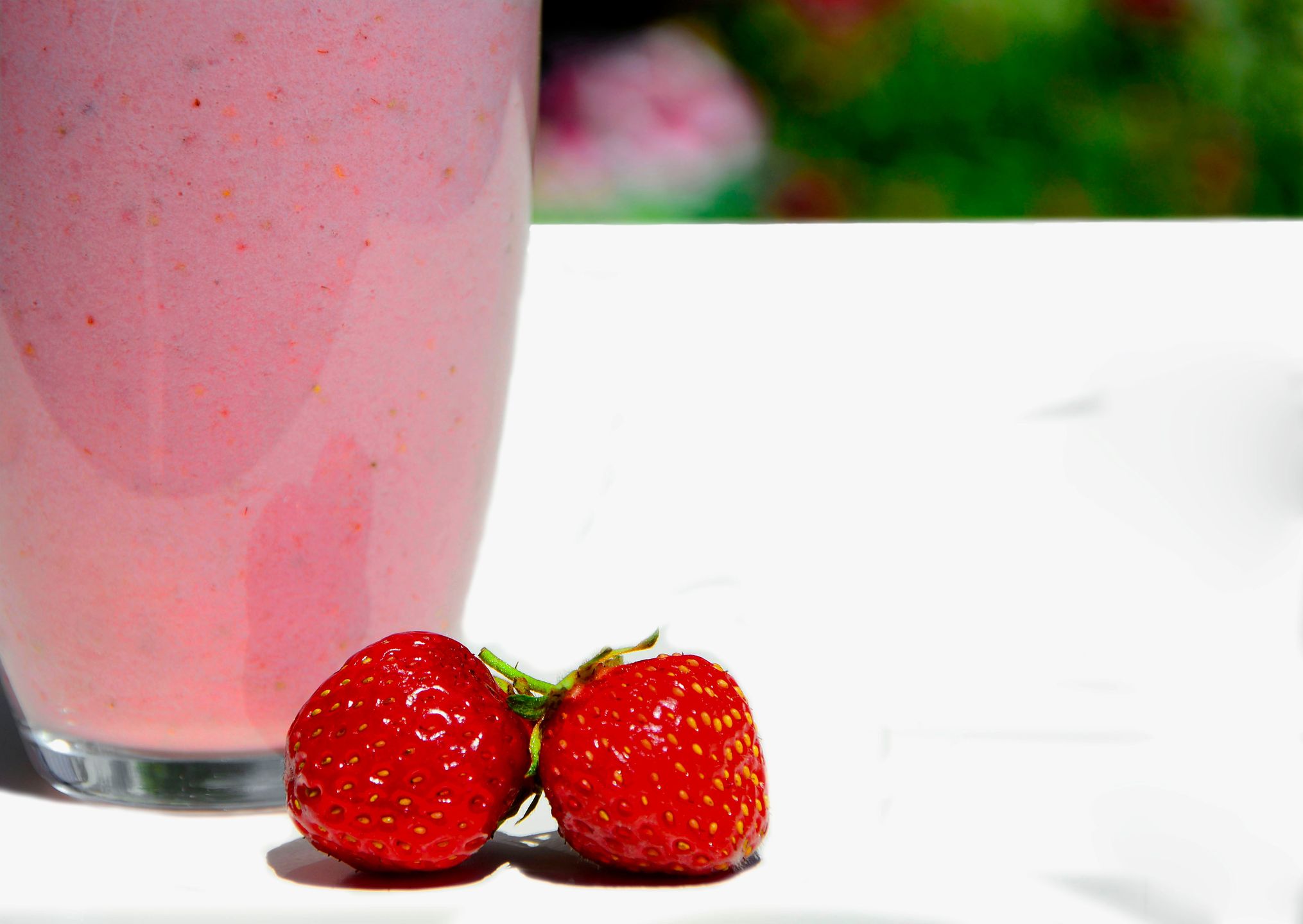 truskawkowy, koktail, mleczny, w szklance, na stole, strawberry milkshake, glass, strawberry, white, table, owoc, jedzenie, strawbery, drink, mleczko, glases, jagoda, swiezy, zdrowa, napoje, jogurt, roz