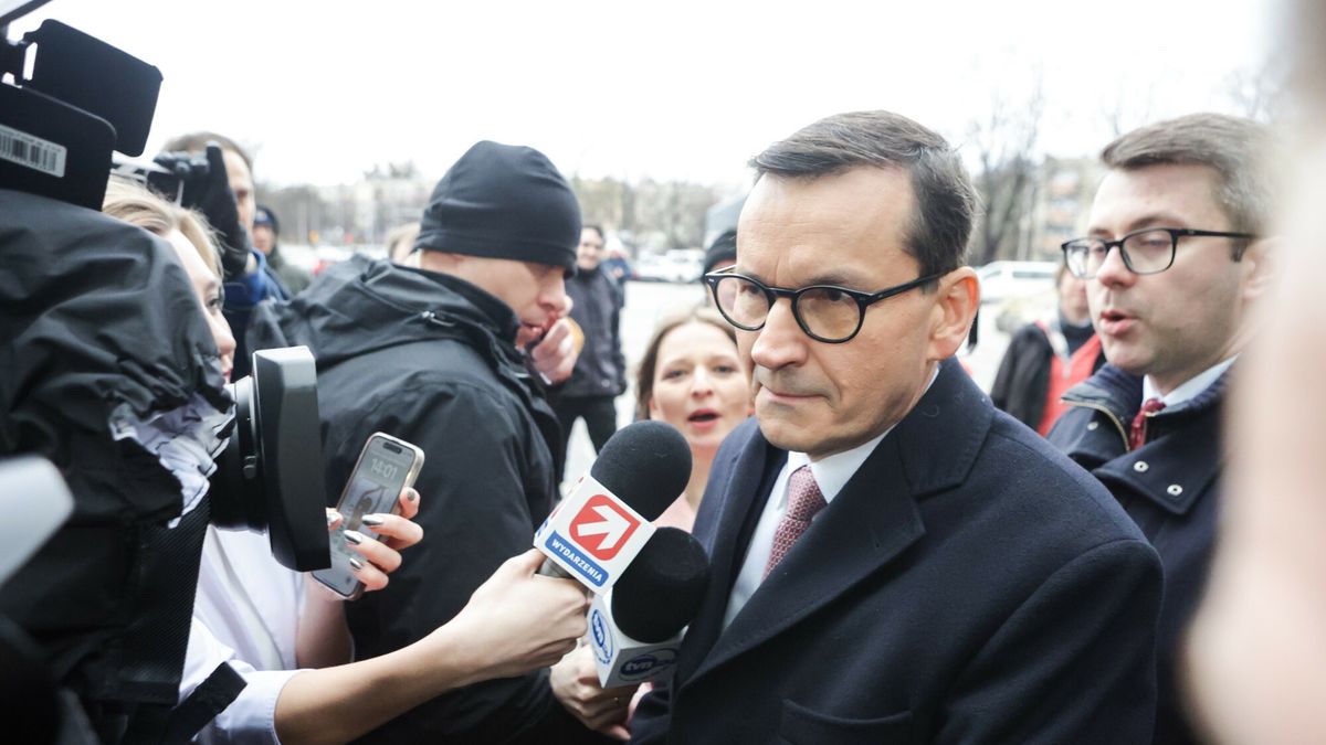 Mateusz Morawiecki przed siedzibą TVP