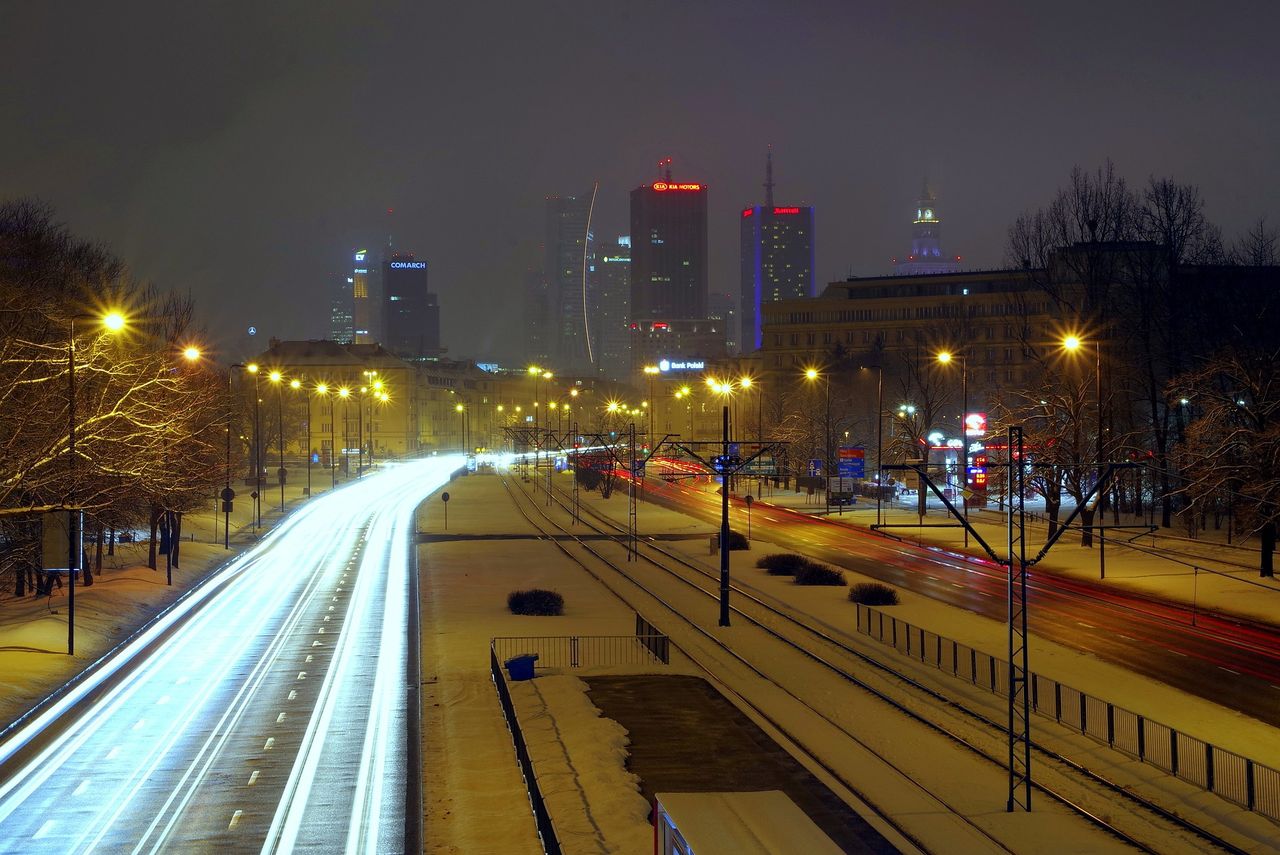 Ruch samochodowy na ulicach Warszawy w zimie