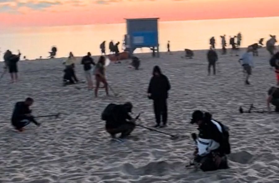 Wschód słońca we Władysławowie. Na plaży szukają skarbów