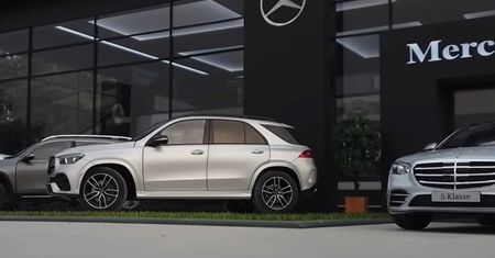 Zbudował salon Mercedesa w skali 1:18. Wygląda jak prawdziwy