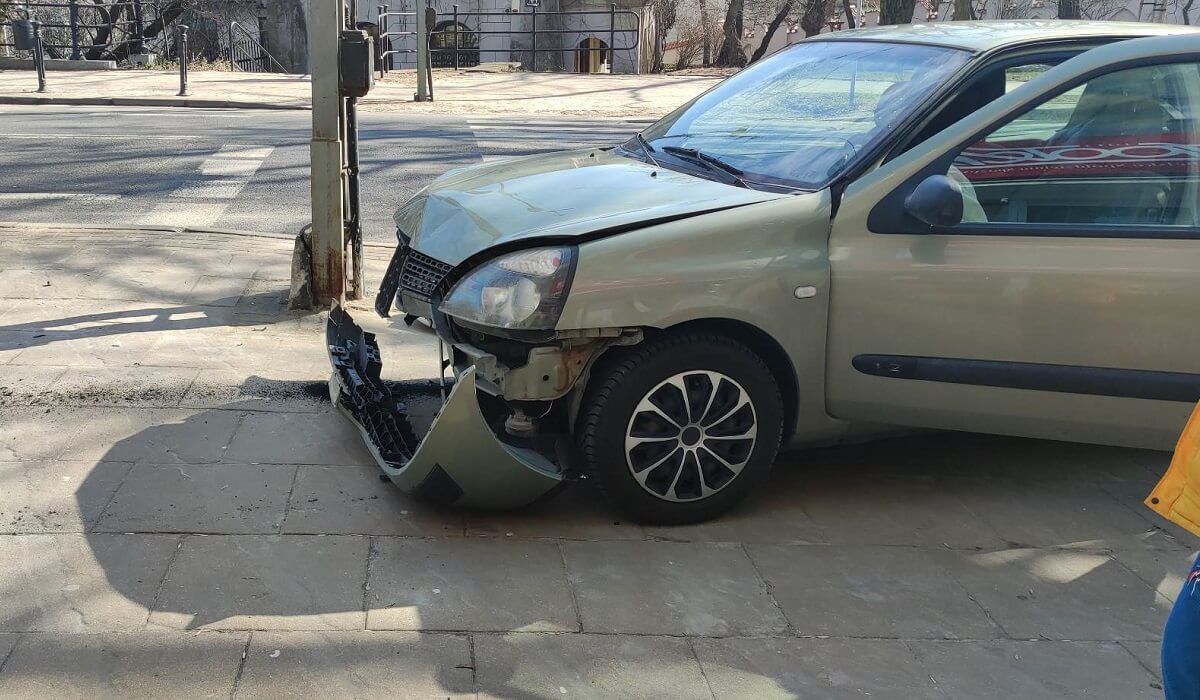 Uszkodzony renault po uderzeniu w słupek