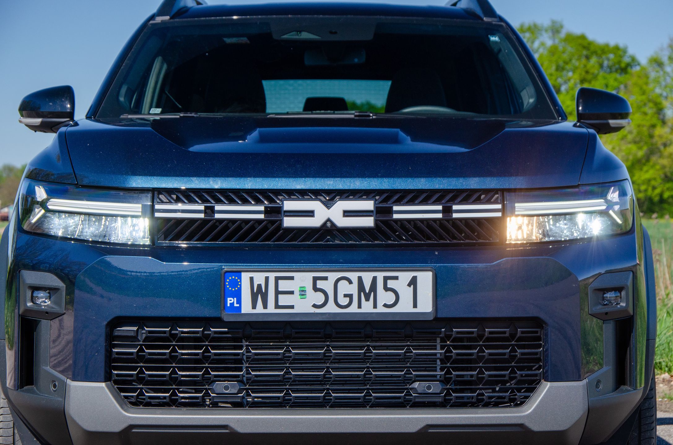 Po prawej stronie standardowa żarówka. Po lewej retrofit LED, kt