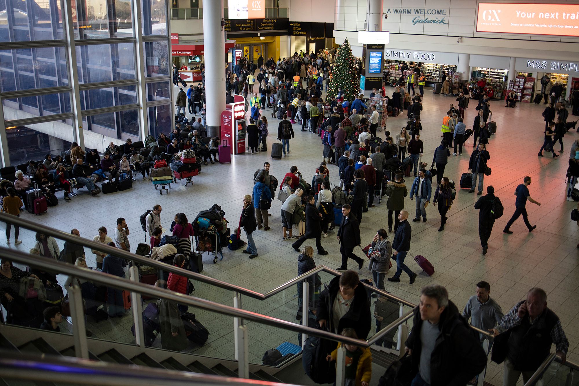 Ruch na lotnisku Gatwick przywrócony. Zdjęcia pokazują, co przeżywali pasażerowie 3