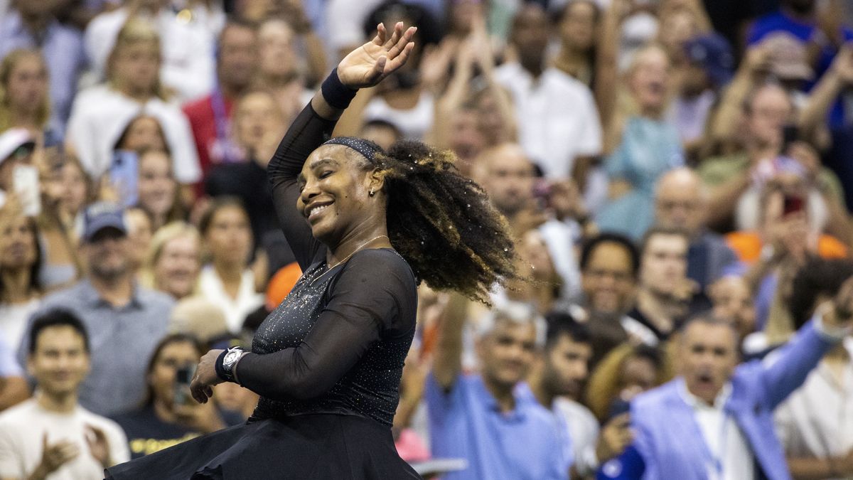 Serena Williams of the USA twirls after winning her match against Anett Kontaveit of Estonia during the US Open Tennis Championships at the USTA National Tennis Center in Flushing Meadows, New York, USA, 31 August 2022. The US Open runs from 29 August through 11 September. EPA/SARAH YENESEL Dostawca: PAP/EPA.