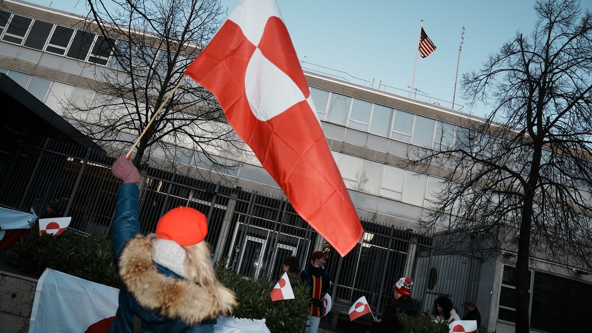 People wave the flag of Greenland as they take part in a demonstration under the slogan 'Greenland is for Greenlanders' in front of the US embassy in Copenhagen, Denmark, on 14 January 2026. EPA/Thomas Traasdahl DENMARK OUT Dostawca: PAP/EPA.