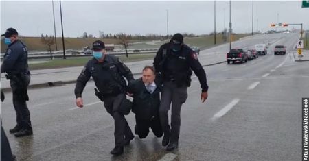 Wytargali polskiego kaznodzieję za fraki z auta. Oto powód