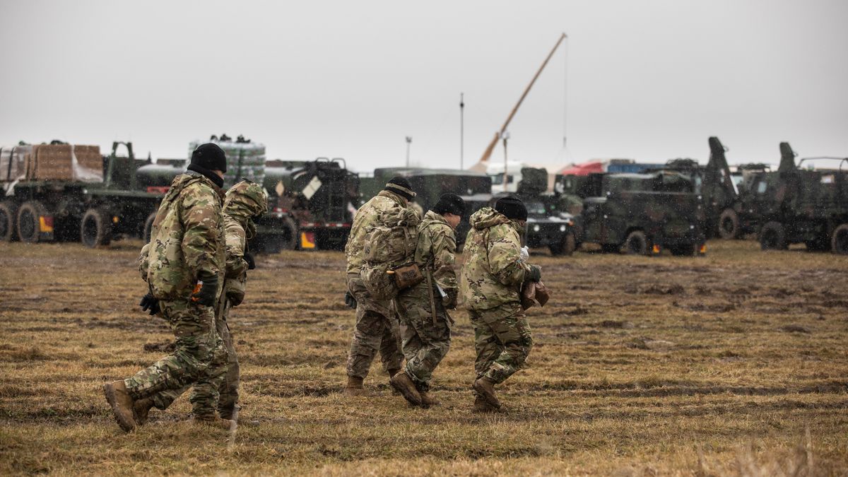 23.02.2022, budowa amerykanskiej bazy wojskowej na lotnisku pod Zamościem w odpowiedzi na inwazję Rosji na Ukraine. Bedzie tu stacjonowac 82 Dywizja Powietrznodesantowa USAFot. Jakub Orzechowski / Agencja Wyborcza.pl