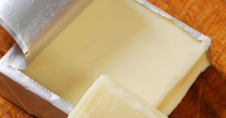 Polacy się zajadają, a to najgorsze smarowidło do pieczywa. Naszpikowane tłuszczem i chemią