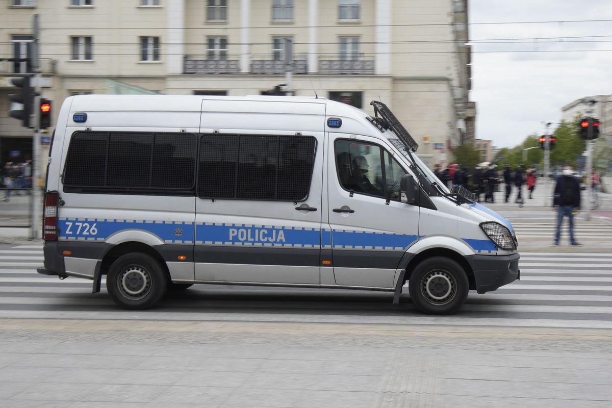 Warszawa. Do budynku przykleiło się sześć osób