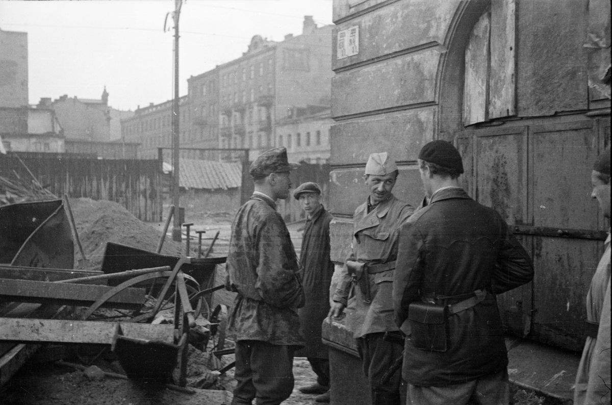 Stanisław Jankowski, który wojnę kończył w randze kapitana, w Powstaniu Warszawskim był dowódcą plutonu „Agaton” batalionu „Pięść” zgrupowania „Radosław”